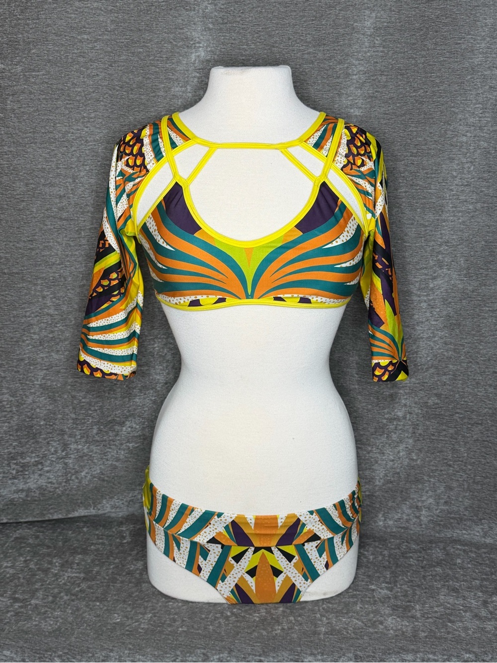 BFYNE Vibrant Geometric Print Bikini Set with Strappy Detail